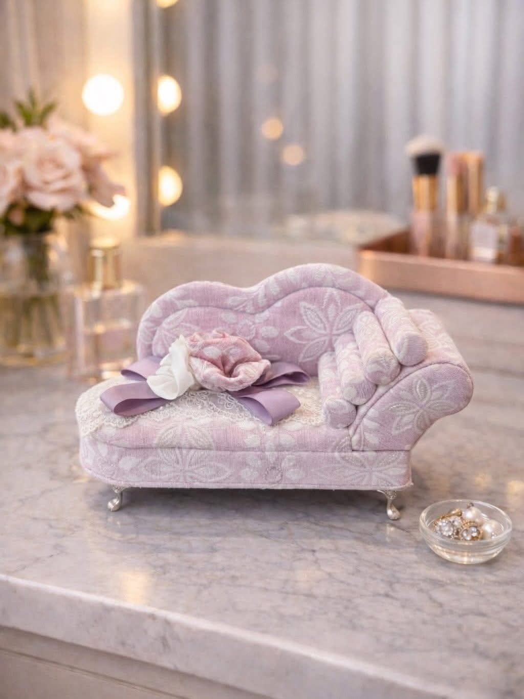 Porte-Bijoux Sofa Chic – Canapé Miniature en Textile