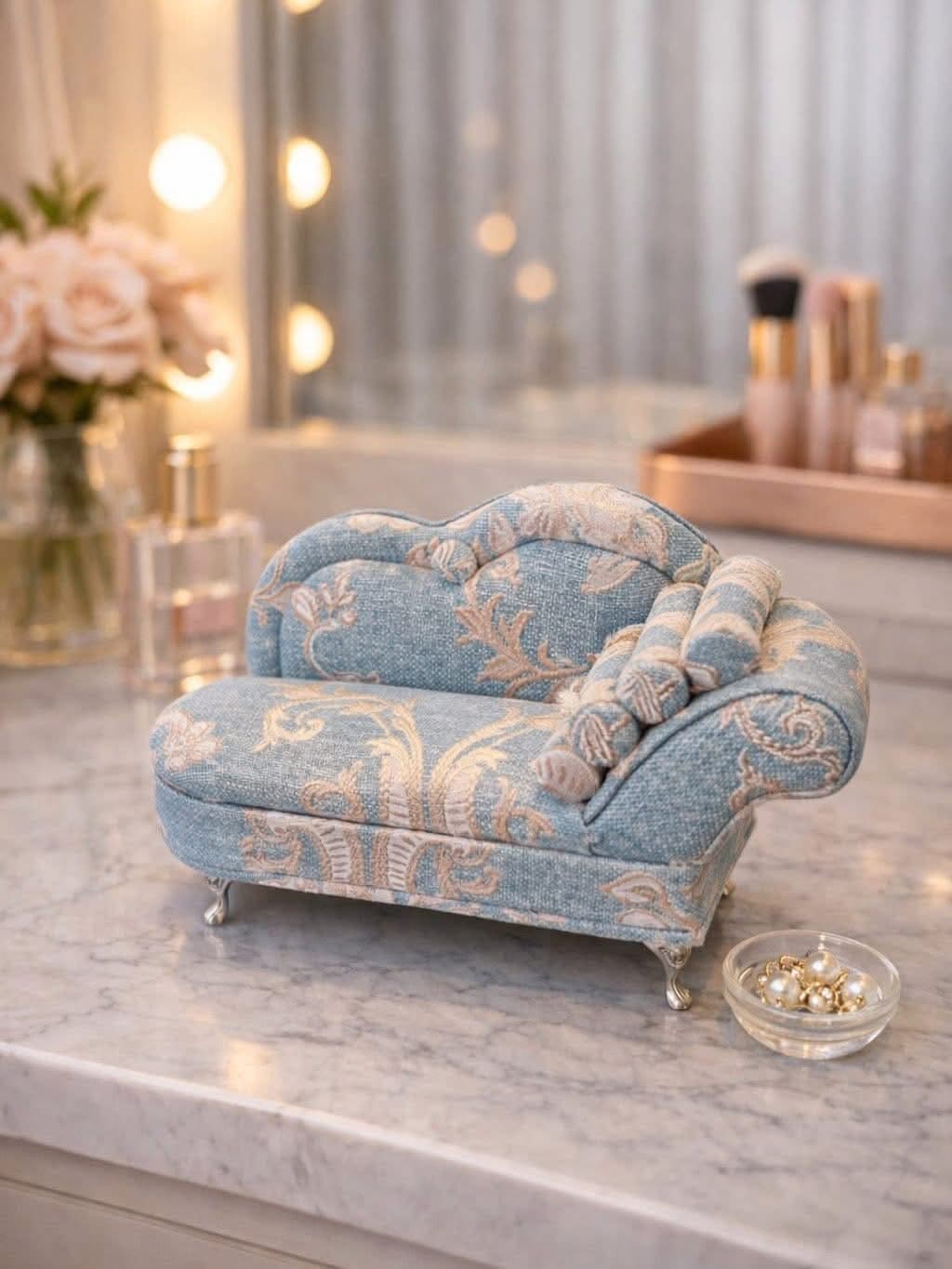 Porte-Bijoux Sofa Chic – Canapé Miniature en Textile (Bleu & Beige)